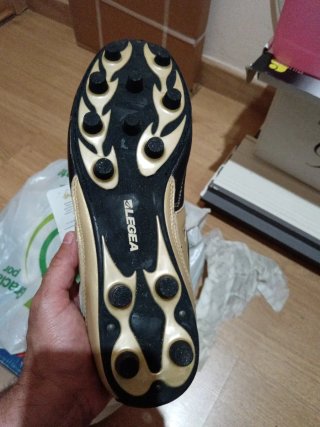 Botas de fútbol Legea negras y doradas