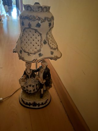 Lámpara de porcelana con figuras