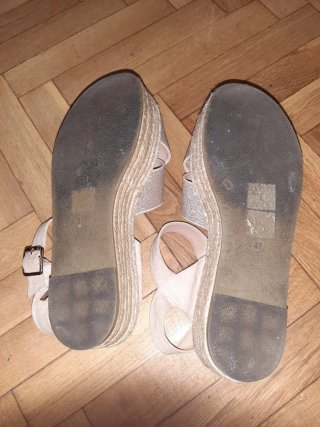 Sandalias Mustang Beige y Doradas