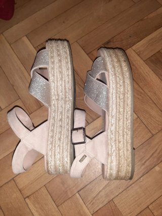 Sandalias Mustang Beige y Doradas