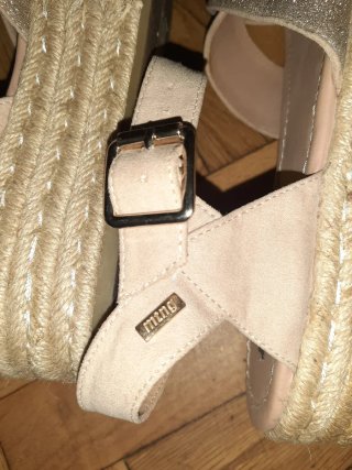 Sandalias Mustang Beige y Doradas