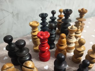 Piezas de ajedrez de madera.