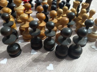 Piezas de ajedrez de madera.