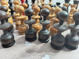 Piezas de ajedrez de madera.