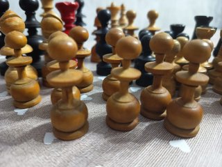 Piezas de ajedrez de madera.