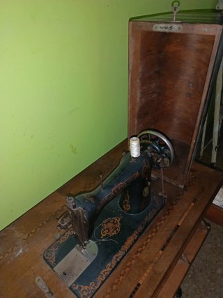 Antigua máquina de coser ALFA