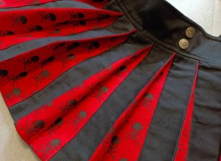 ⭐ Falda con tablas y calaveras