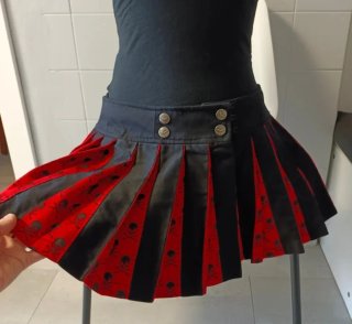⭐ Falda con tablas y calaveras