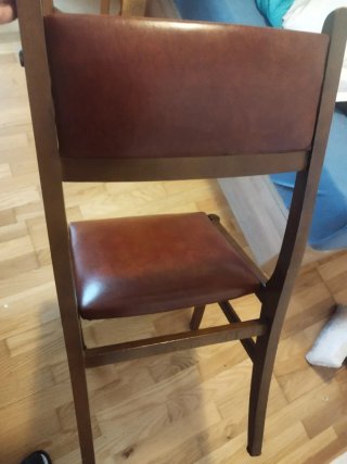 Sillas de madera y cuero marrones