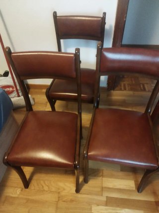 Sillas de madera y cuero marrones