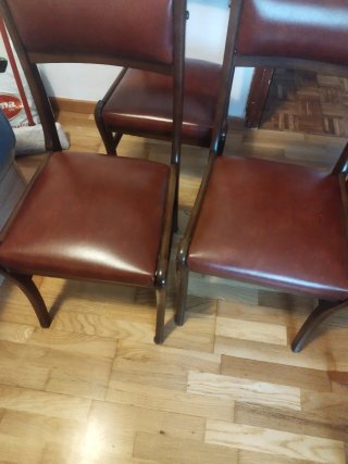 Sillas de madera y cuero marrones