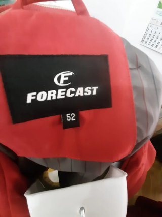 Abrigo rojo con cremallera