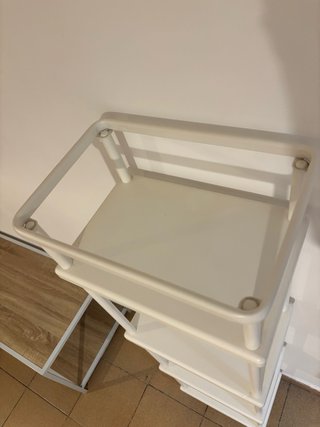 Estantería metálica blanca