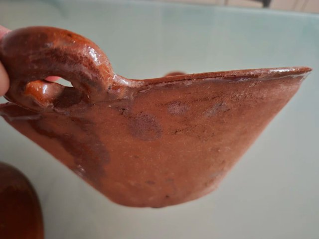 Cazuela de barro antigua con tapa