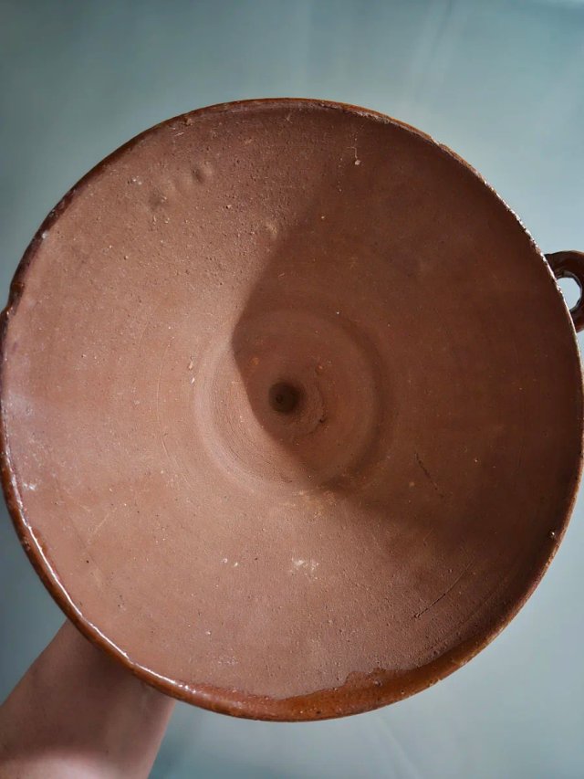 Cazuela de barro antigua con tapa