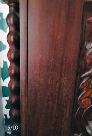 Mueble de madera antiguo tallado