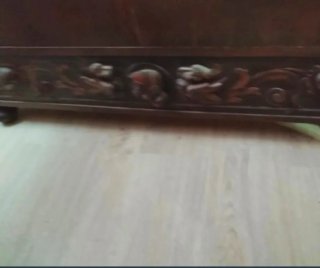 Mueble de madera antiguo tallado