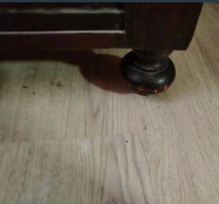 Mueble de madera antiguo tallado