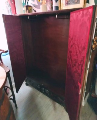 Mueble de madera antiguo tallado