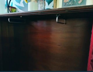 Mueble de madera antiguo tallado