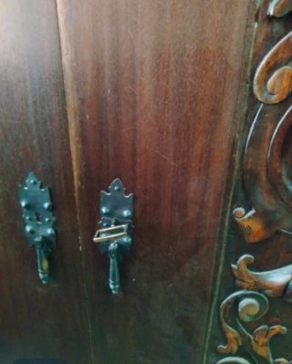 Mueble de madera antiguo tallado