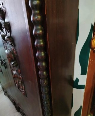 Mueble de madera antiguo tallado