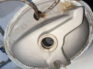 Lavabo pequeño con grifo