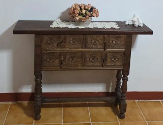 Cómoda de madera tallada