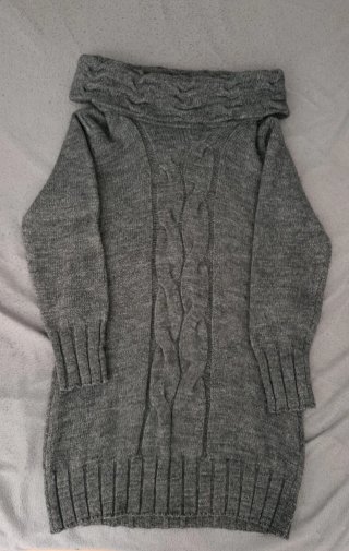 Vestido de punto gris con cuello drapeado