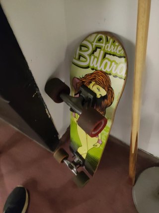 Skate Adriana Bulard con diseño jart