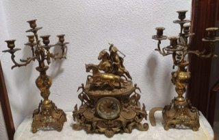 Reloj Antiguo con Candelabros Dorados