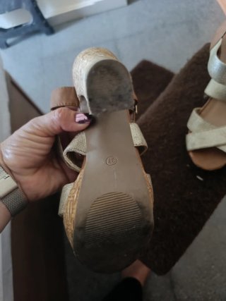 Sandalias de cuña marrón y dorado Talla 37