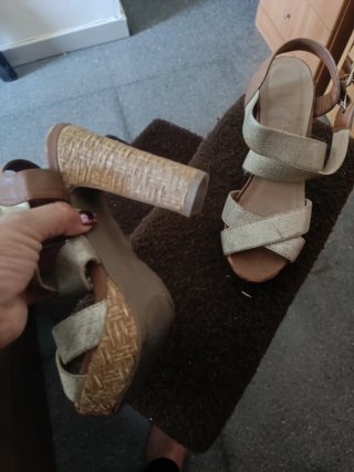 Sandalias de cuña marrón y dorado Talla 37