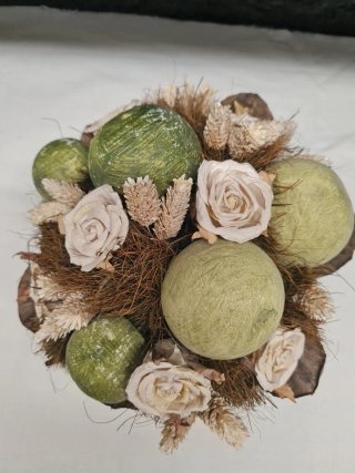 Centro de flores y frutas decorativo