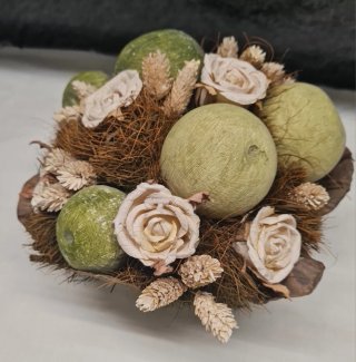 Centro de flores y frutas decorativo