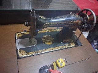 Máquina de coser antigua de madera y metal