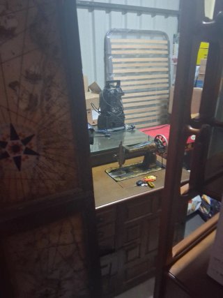 Máquina de coser antigua de madera y metal