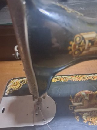 Máquina de coser antigua de madera y metal
