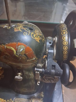 Máquina de coser antigua de madera y metal