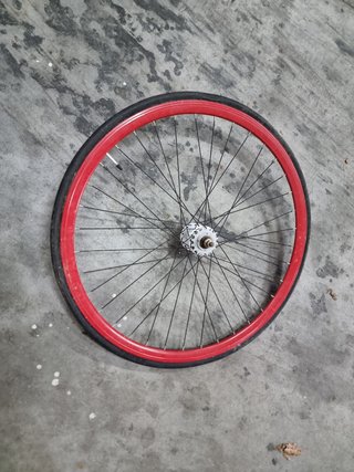 Rueda trasera roja para bicicleta