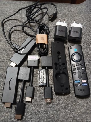 Amazon Fire TV Stick con accesorios
