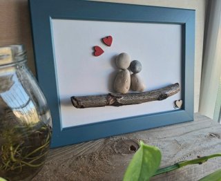 Quadro pebble art fatto a mano.