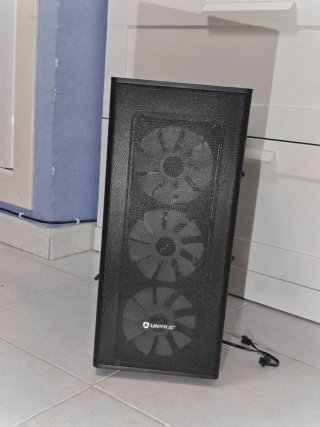 Torre de ordenador Negra