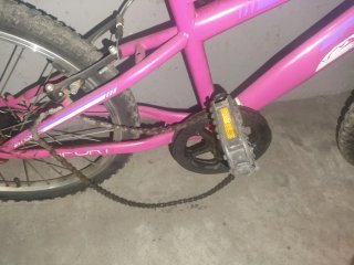 Bicicleta infantil rosa para arreglar cadena