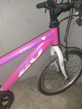 Bicicleta infantil rosa para arreglar cadena
