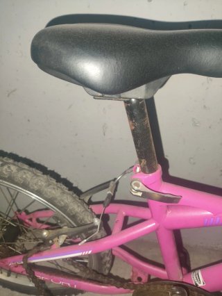 Bicicleta infantil rosa para arreglar cadena
