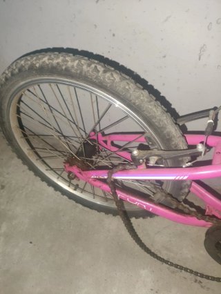 Bicicleta infantil rosa para arreglar cadena