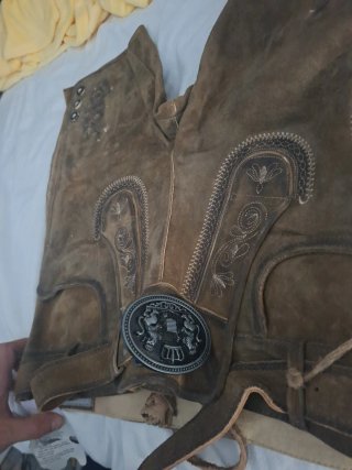 Pantalón de cuero tirolés con cinturón