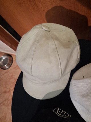 3.  GORRAS Blaca negra y gris