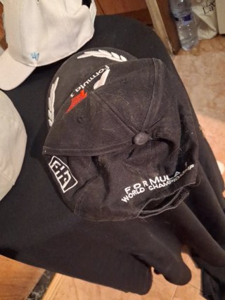 3.  GORRAS Blaca negra y gris